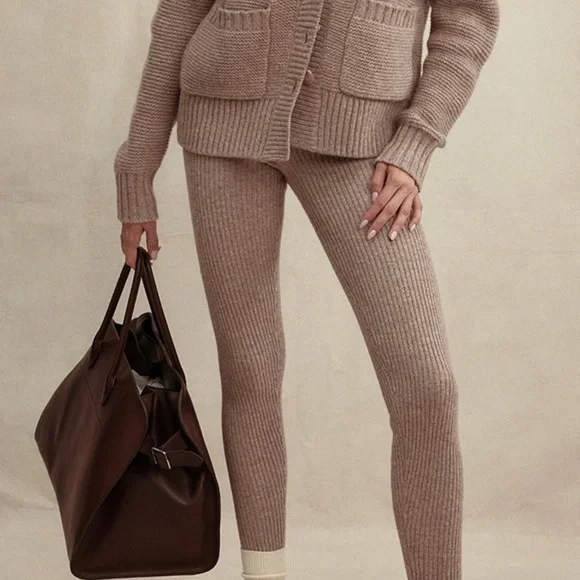 House of CB
BARLEY CHUNKY NATURAL WOOL CARDIGAN full set
Brand new without tags - Picture 3 of 9